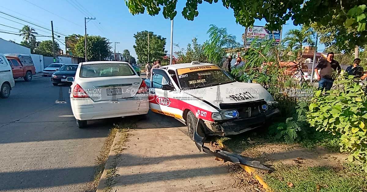 Los mandó al camellón Los mandó al camellón
