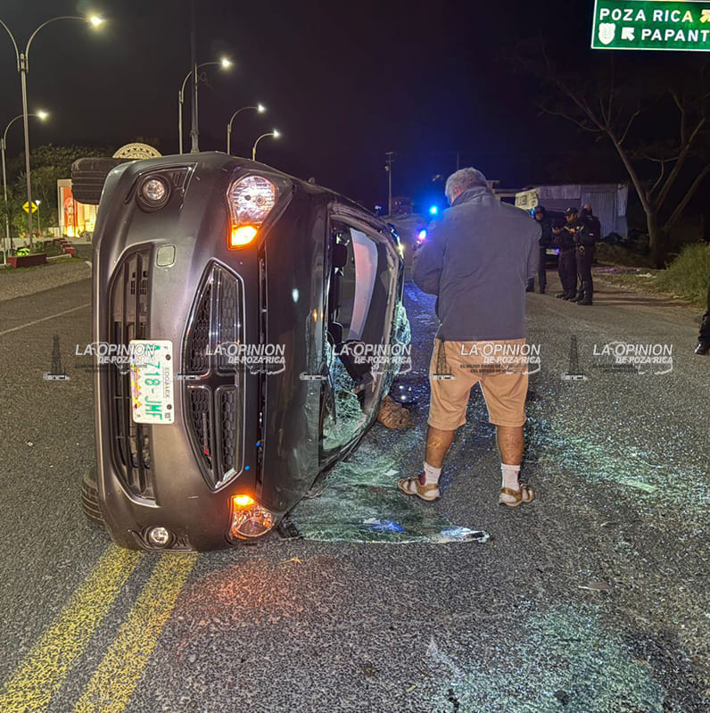 Vuelca vehículo luego de ser impactado