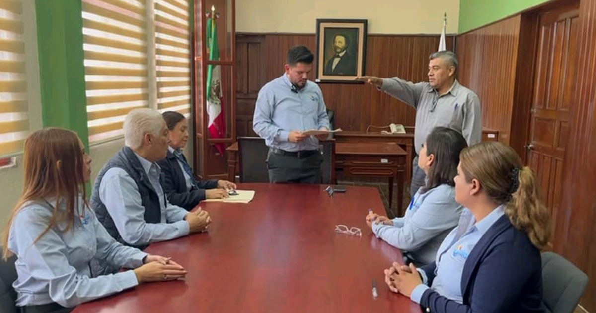 Carlos “Cachiz” Silva tomó protesta al nuevo secretario del Ayuntamiento Carlos “Cachiz” Silva tomó protesta al nuevo secretario del Ayuntamiento