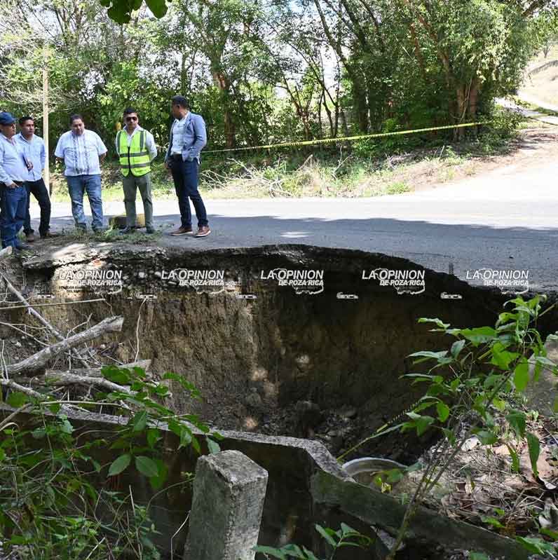 Peligro por socavones en la vía Castillo-Tihuatlán Peligro por socavones en la vía Castillo-Tihuatlán