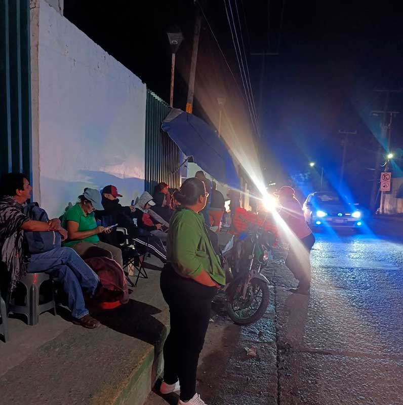 Largas filas en el CONALEP 177 de Poza Rica Largas filas en el CONALEP 177 de Poza Rica