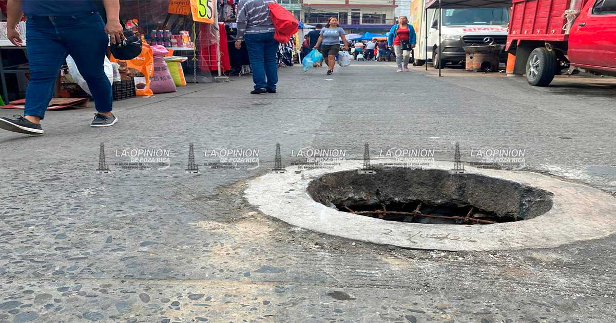 Un drenaje sin tapadera, un peligro sobre Mariano Arista, en La Tajín. Un drenaje sin tapadera, un peligro sobre Mariano Arista, en La Tajín.