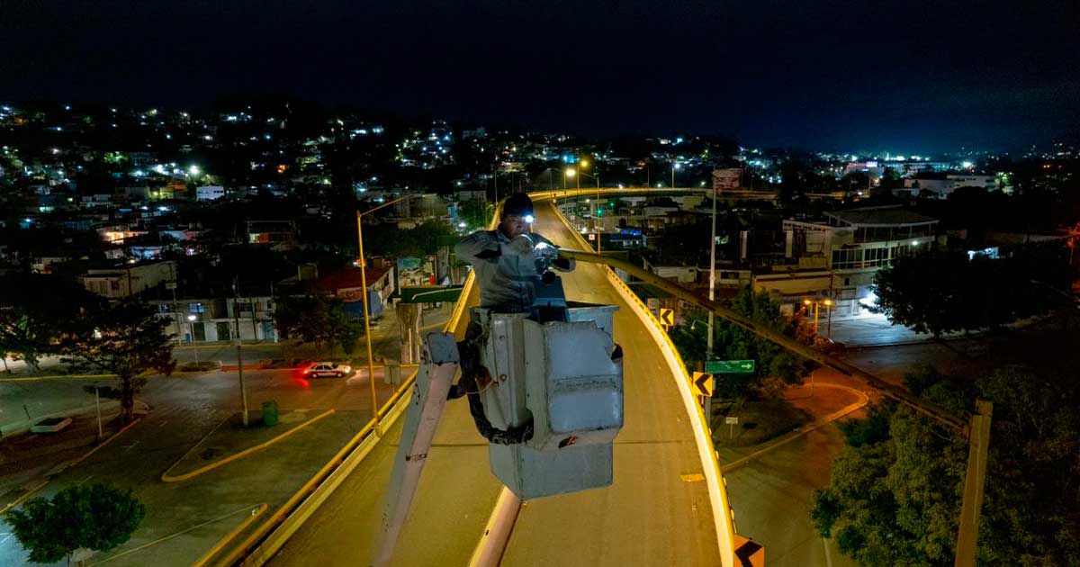 Iluminan espacios públicos y colonias Iluminan espacios públicos y colonias