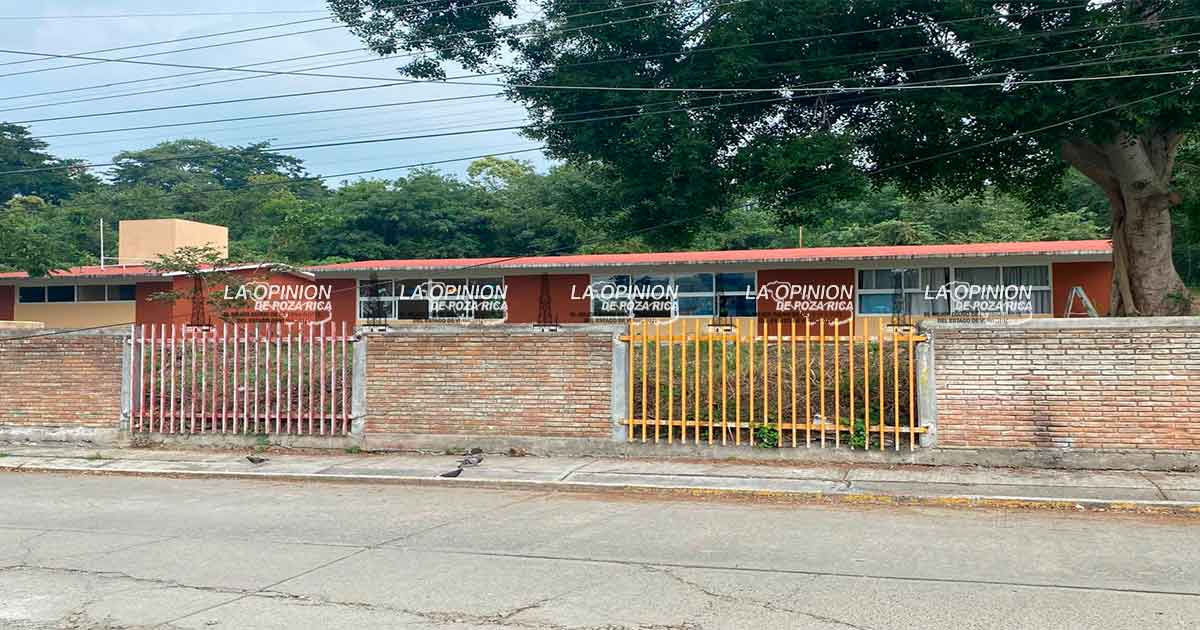 Sanitarios sin drenaje por dos años, en escuela primaria Sanitarios sin drenaje por dos años, en escuela primaria