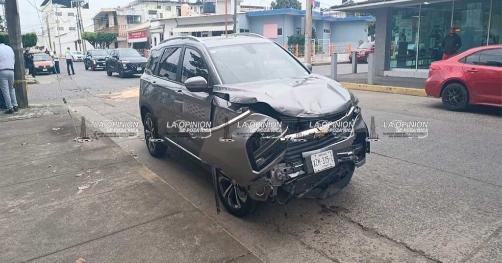 Taxi terminó volcado en la colonia Cazones