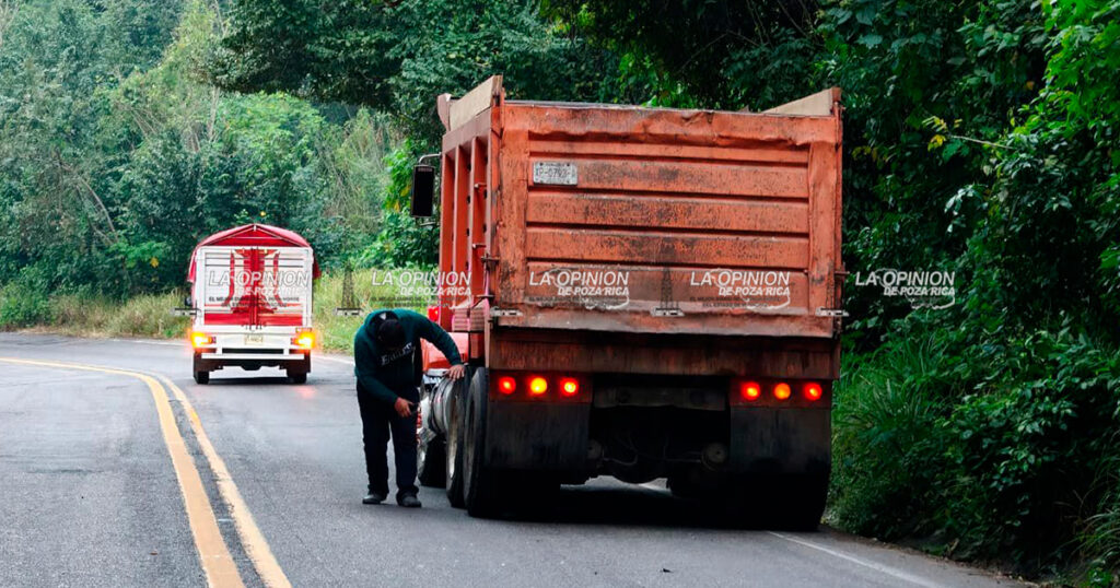 Aveo choca contra volteo Daños materiales fue el saldo que dejó un aparatoso accidente registrado la mañana de este martes sobre la carretera Papantla-Gutiérrez Zamora a la altura de San Pablo.