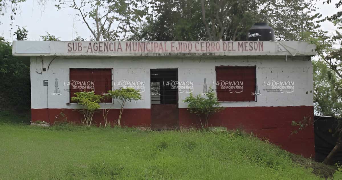Dos mujeres y un hombre van por la Subagencia Municipal de Cerro del Mesón Dos mujeres y un hombre van por la Subagencia Municipal de Cerro del Mesón