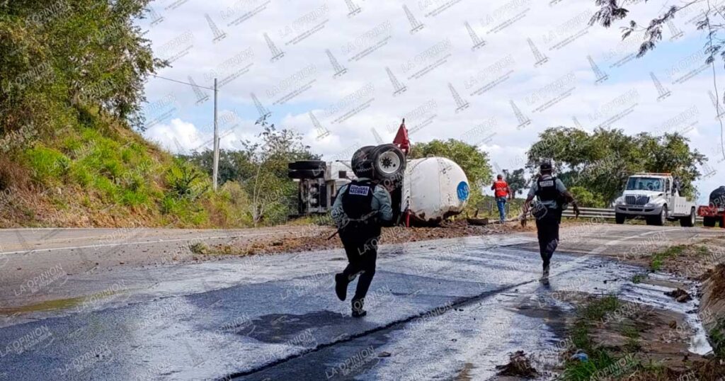 Se desprende autotanque y vuelca Se desprende autotanque y vuelca