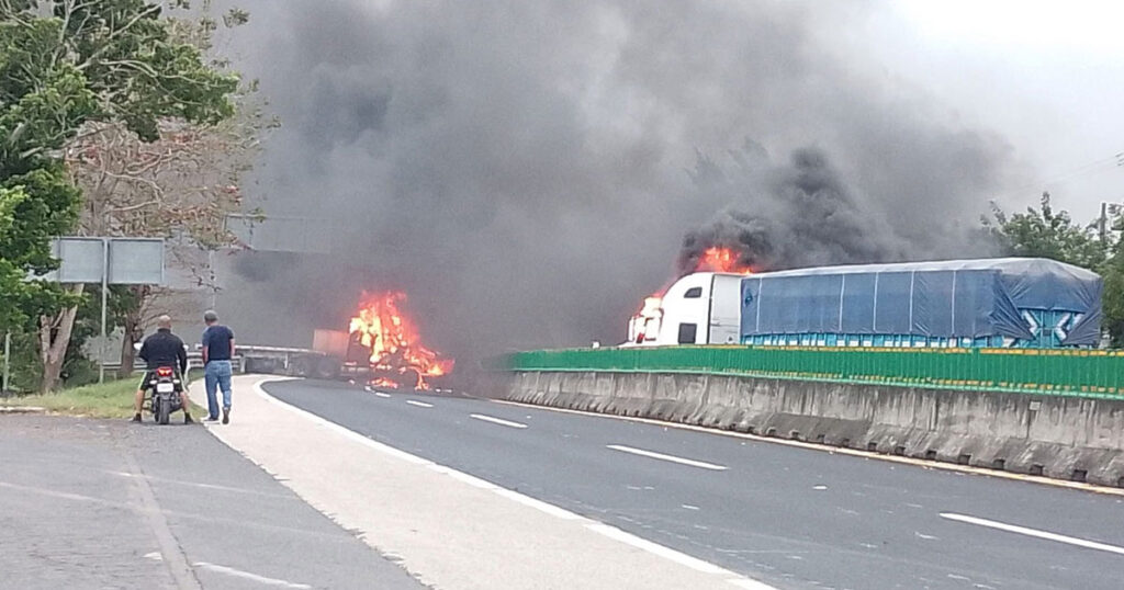Ola de violencia paraliza carreteras; arden vehículos Ola de violencia paraliza carreteras; arden vehículos