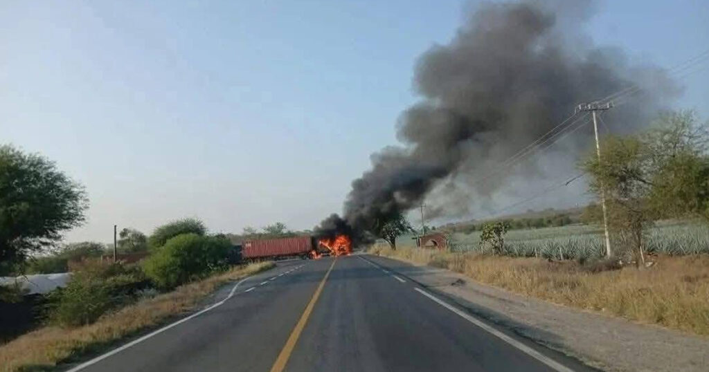 Ola de violencia paraliza carreteras; arden vehículos Ola de violencia paraliza carreteras; arden vehículos