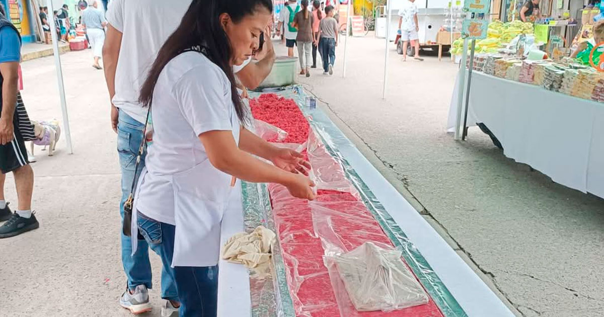 Comerciantes respaldan con insumos el Dulce de Coco más Grande del Mundo en Tecolutla Comerciantes respaldan con insumos el Dulce de Coco más Grande del Mundo en Tecolutla