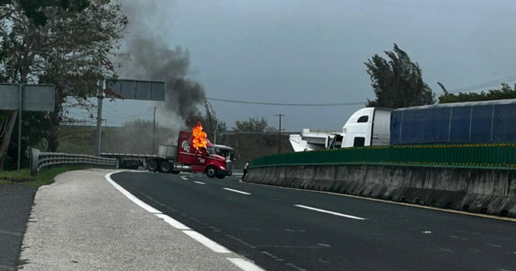 Ola de violencia paraliza carreteras; arden vehículos Ola de violencia paraliza carreteras; arden vehículos
