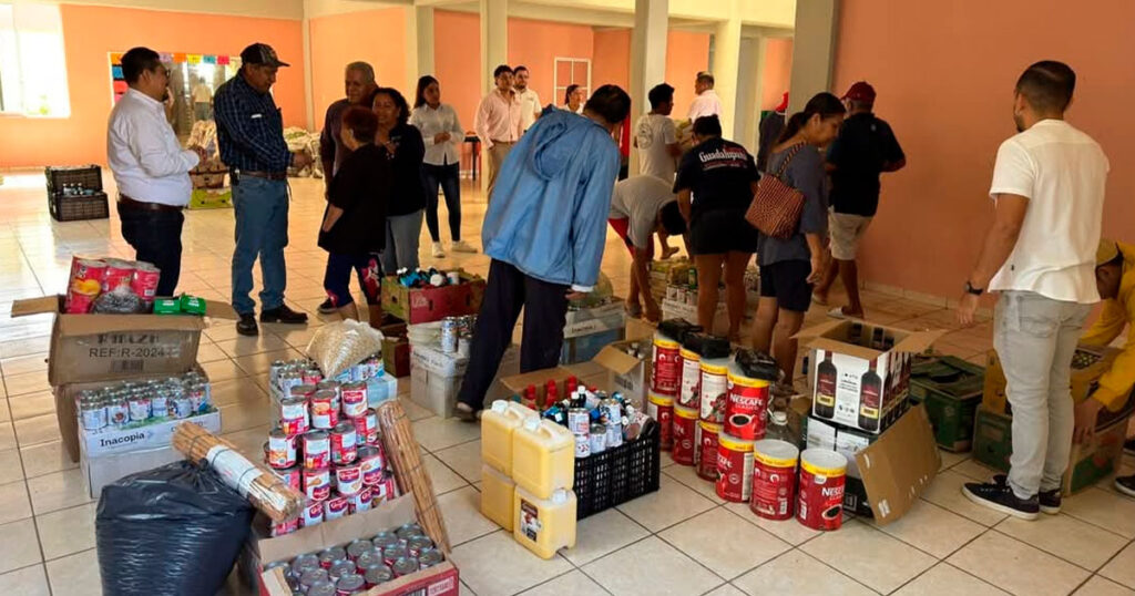 Comerciantes respaldan con insumos el Dulce de Coco más Grande del Mundo en Tecolutla Comerciantes respaldan con insumos el Dulce de Coco más Grande del Mundo en Tecolutla