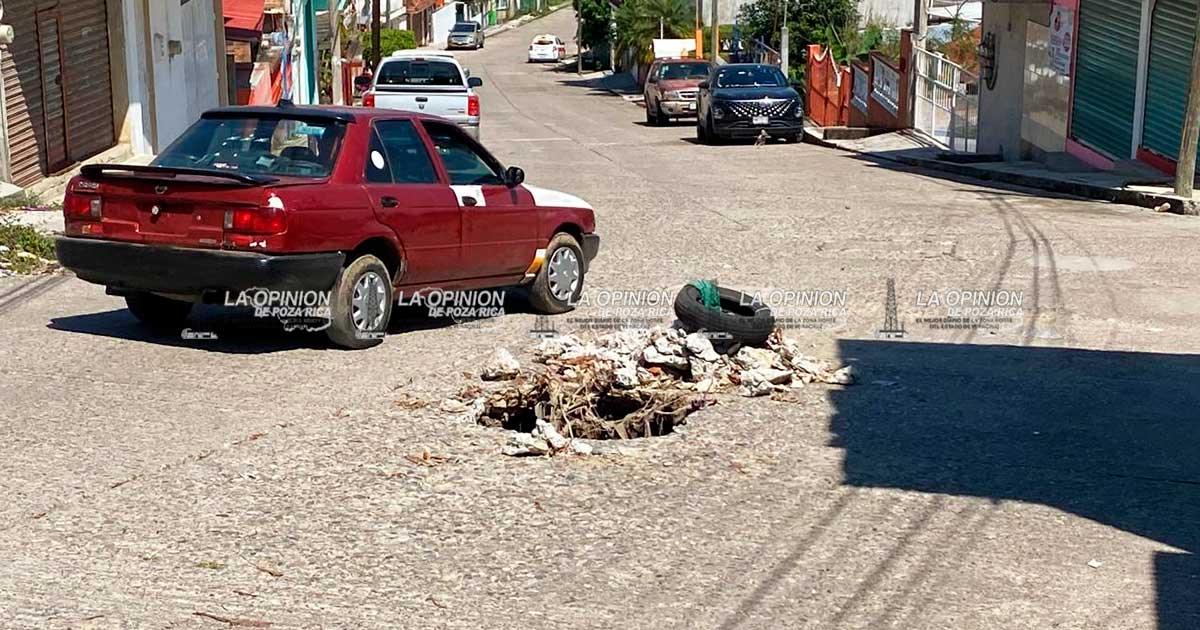 Abren enorme agujero a mitad de calle en la Fausto Dávila Solís Abren enorme agujero a mitad de calle en la Fausto Dávila Solís