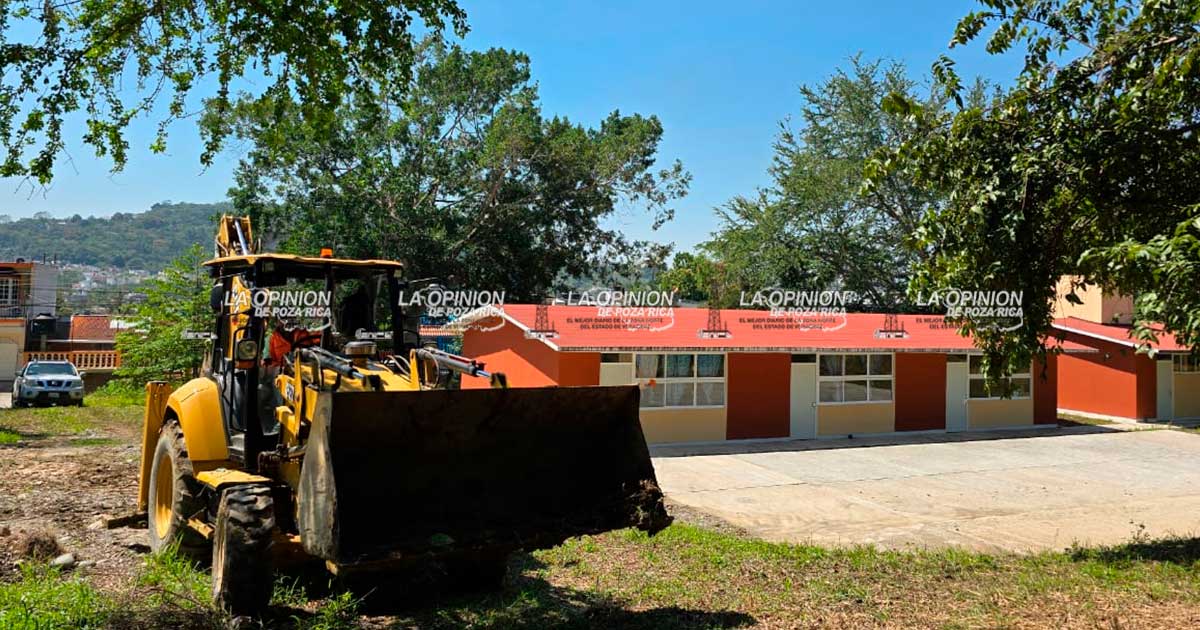 Adanely Rodríguez realiza obras en escuela primaria Adanely Rodríguez realiza obras en escuela primaria