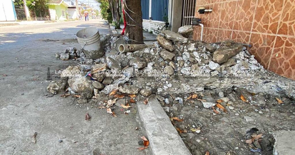 Se juntan drenaje roto y fuga de agua en calle de la División de Oriente Se juntan drenaje roto y fuga de agua en calle de la División de Oriente