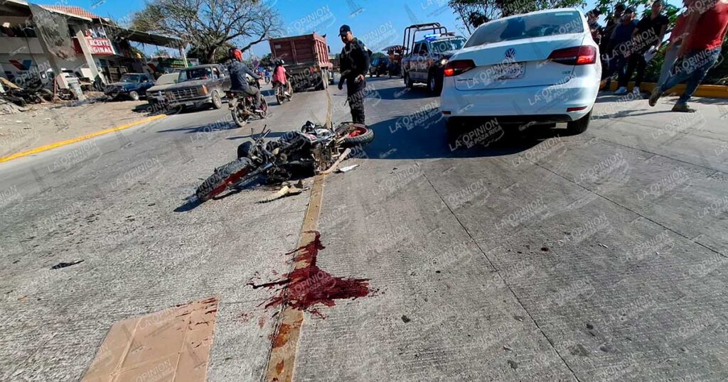 Motociclista casi se mata; choca contra automóvil Motociclista casi se mata; choca contra automóvil
