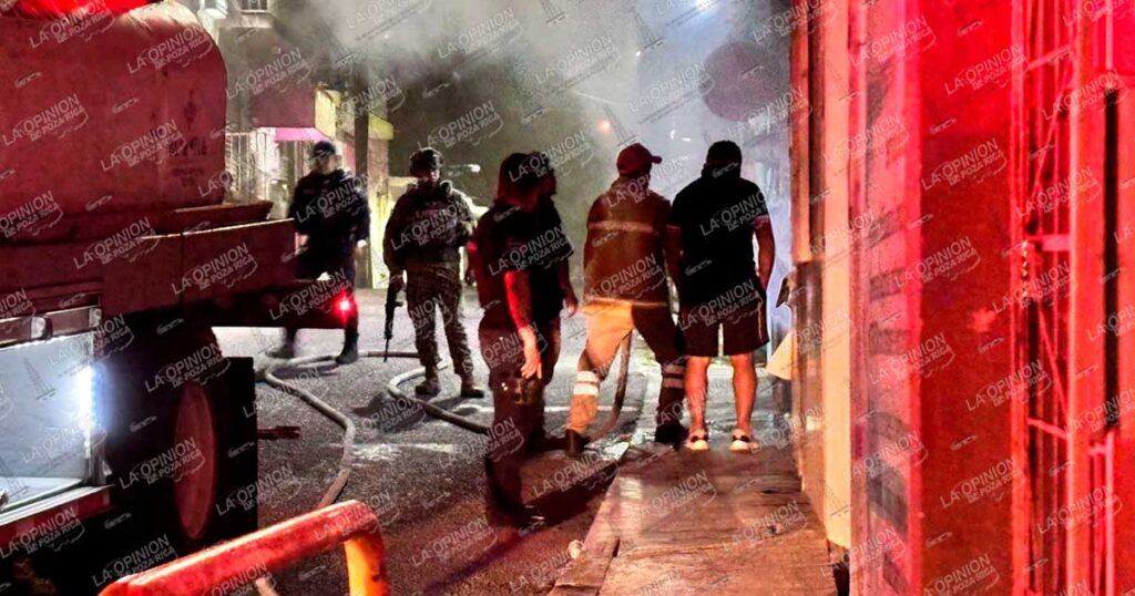 Tienda de abarrotes es consumida por el fuego Tienda de abarrotes es consumida por el fuego