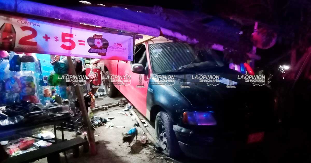 Camioneta se impacta contra tienda de abarrotes Camioneta se impacta contra tienda de abarrotes