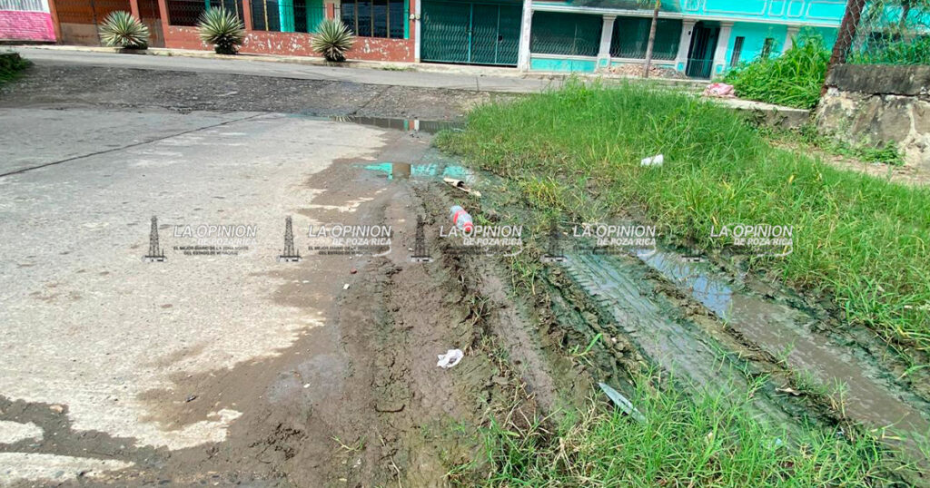 Revienta drenaje y contamina calle, banqueta y frentes de viviendas Revienta drenaje y contamina calle, banqueta y frentes de viviendas