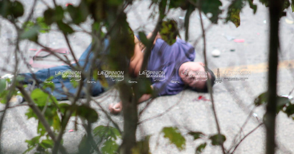 Choque de motocicleta vs carro deja un muerto y un herido Choque de motocicleta vs carro deja un muerto y un herido