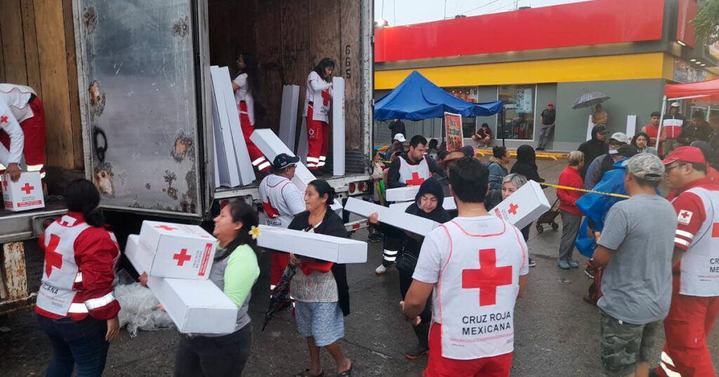 Entrega Cruz Roja víveres y kit de limpieza a damnificados por la inundación Entrega Cruz Roja víveres y kit de limpieza a damnificados por la inundación