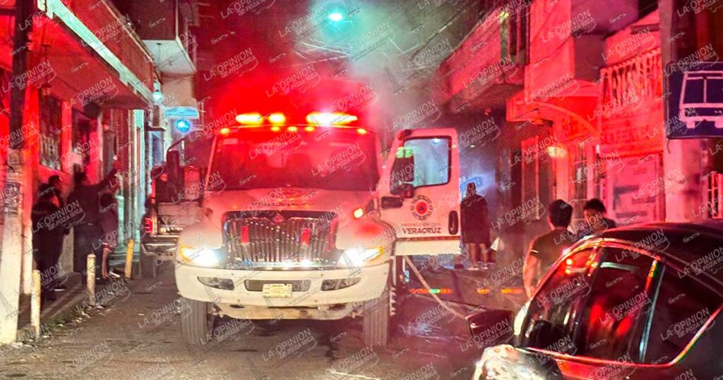 Tienda de abarrotes es consumida por el fuego Tienda de abarrotes es consumida por el fuego