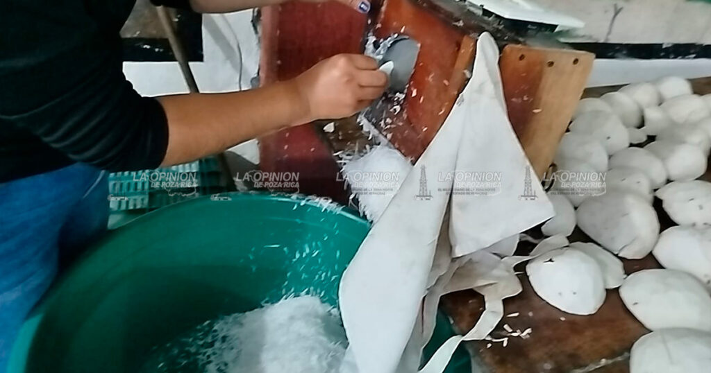 Don Andrés, 70 años endulzando con el tradicional dulce de coco Don Andrés, 70 años endulzando con el tradicional dulce de coco