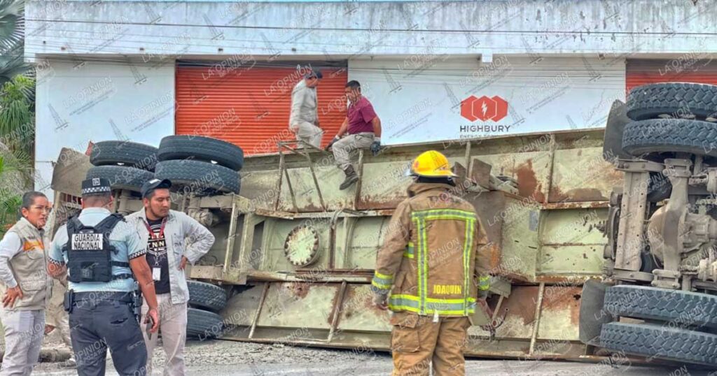 ¡TITSA provoca volcadura y derrame peligroso! ¡TITSA provoca volcadura y derrame peligroso!