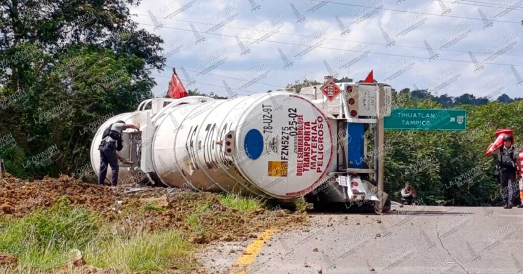 Se desprende autotanque y vuelca Se desprende autotanque y vuelca