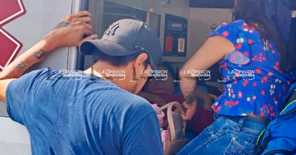 Mujer herida al caer de un taxi Mujer herida al caer de un taxi