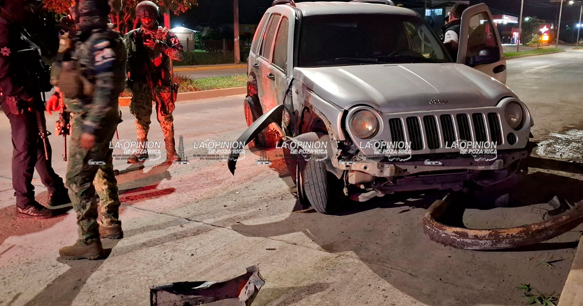 Adolescente destroza una Jeep en accidente Adolescente destroza una Jeep en accidente