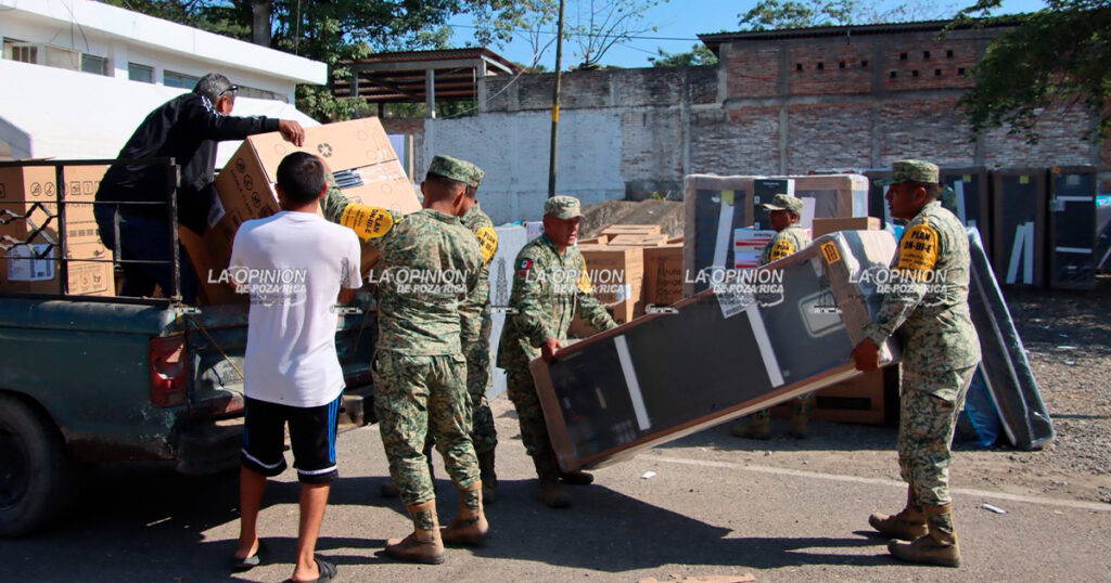 Comienza entrega de enseres domésticos a familias de Tihuatlán Comienza entrega de enseres domésticos a familias de Tihuatlán
