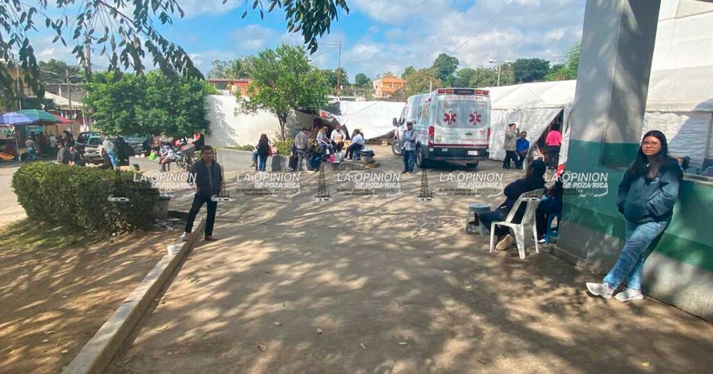 Duermen en la intemperie sin albergue para familiares de hospitalizados Duermen en la intemperie sin albergue para familiares de hospitalizados