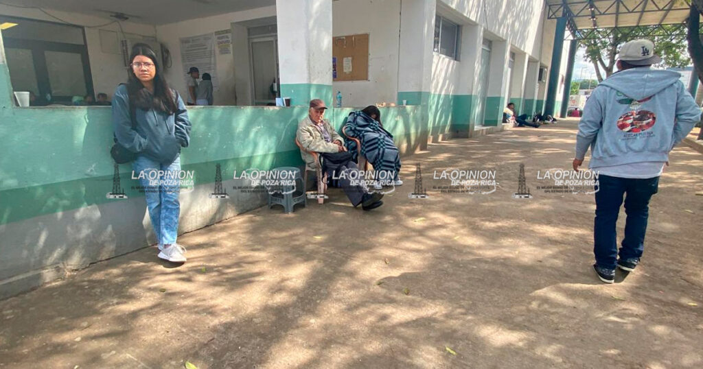 Duermen en la intemperie sin albergue para familiares de hospitalizados Duermen en la intemperie sin albergue para familiares de hospitalizados