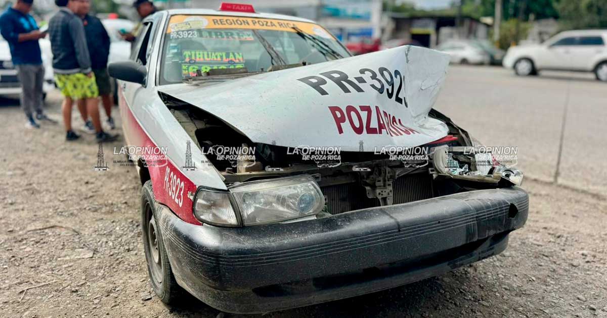 Se incrustó detrás; taxi vs. camioneta Se incrustó detrás; taxi vs. camioneta
