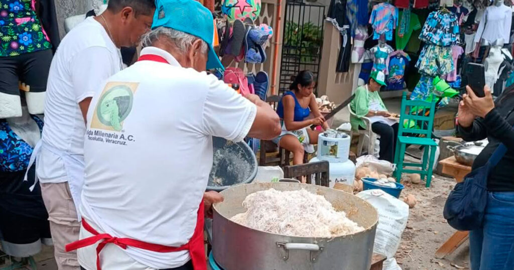 Comerciantes respaldan con insumos el Dulce de Coco más Grande del Mundo en Tecolutla Comerciantes respaldan con insumos el Dulce de Coco más Grande del Mundo en Tecolutla