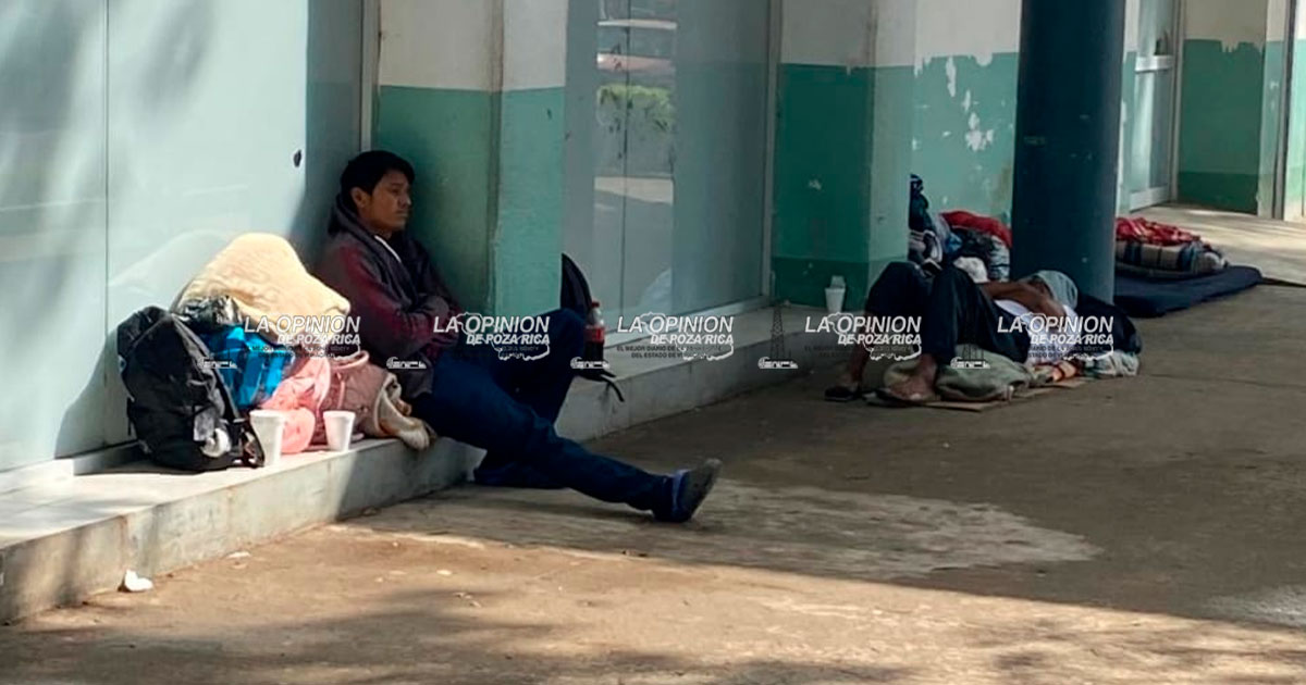 Duermen en la intemperie sin albergue para familiares de hospitalizados Duermen en la intemperie sin albergue para familiares de hospitalizados