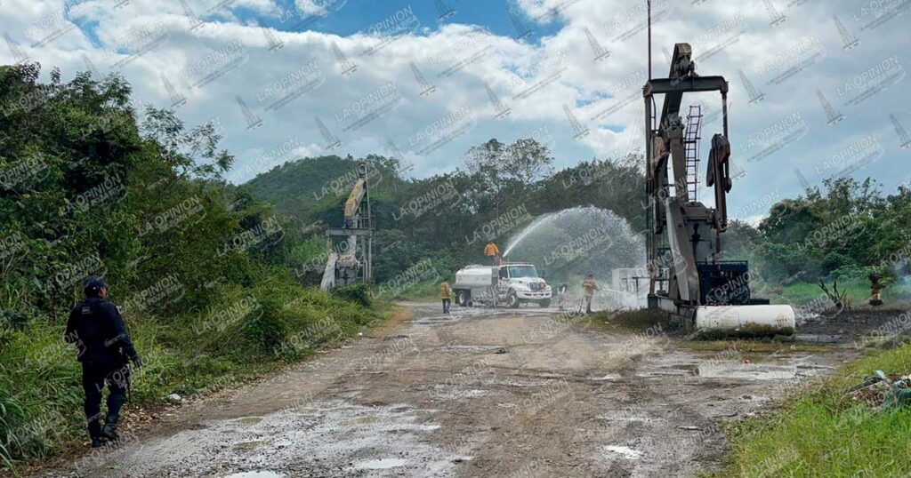 Incendio en pozo de Pemex moviliza a cuerpos de rescate Incendio en pozo de Pemex moviliza a cuerpos de rescate