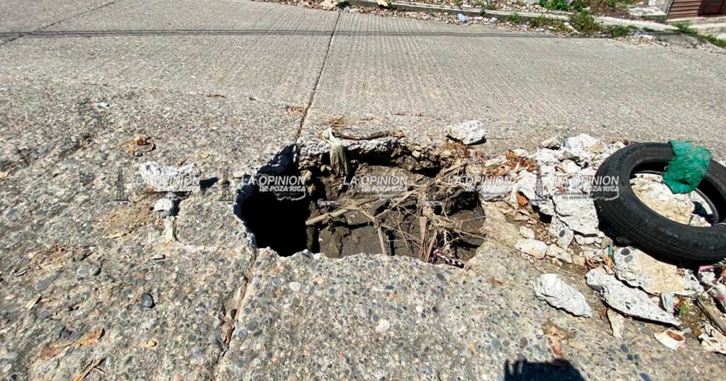 Abren enorme agujero a mitad de calle en la Fausto Dávila Solís Abren enorme agujero a mitad de calle en la Fausto Dávila Solís