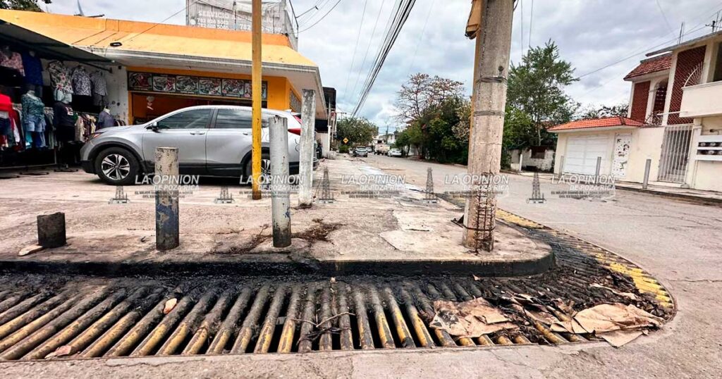 Hidrocarburo infesta la ciudad, en arroyos y calles de Poza Rica Hidrocarburo infesta la ciudad, en arroyos y calles de Poza Rica