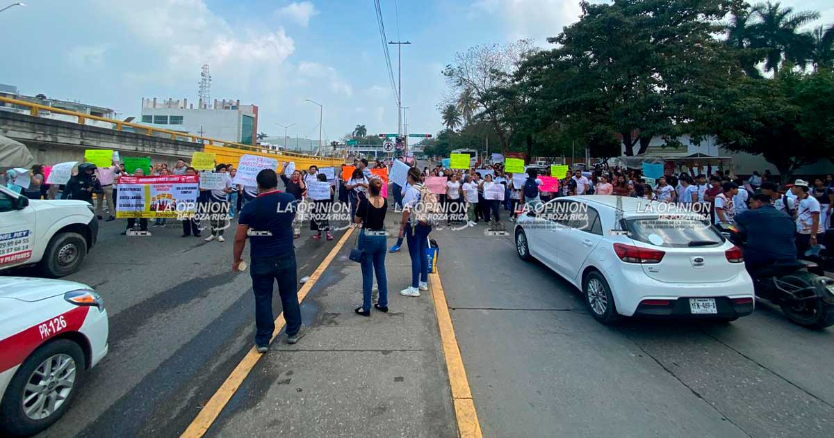 Manifestación y bloqueos por parte de estudiantes de la UPAV Poza Rica Manifestación y bloqueos por parte de estudiantes de la UPAV Poza Rica