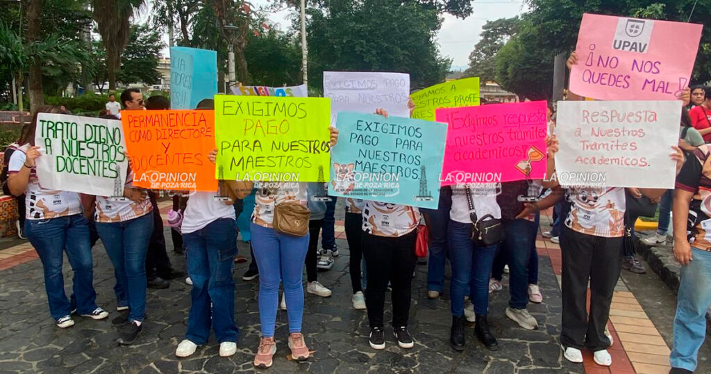 Manifestación y bloqueos por parte de estudiantes de la UPAV Poza Rica Manifestación y bloqueos por parte de estudiantes de la UPAV Poza Rica