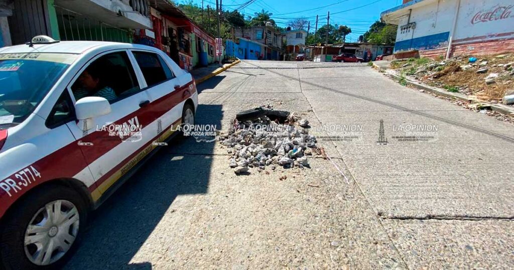 Abren enorme agujero a mitad de calle en la Fausto Dávila Solís Abren enorme agujero a mitad de calle en la Fausto Dávila Solís