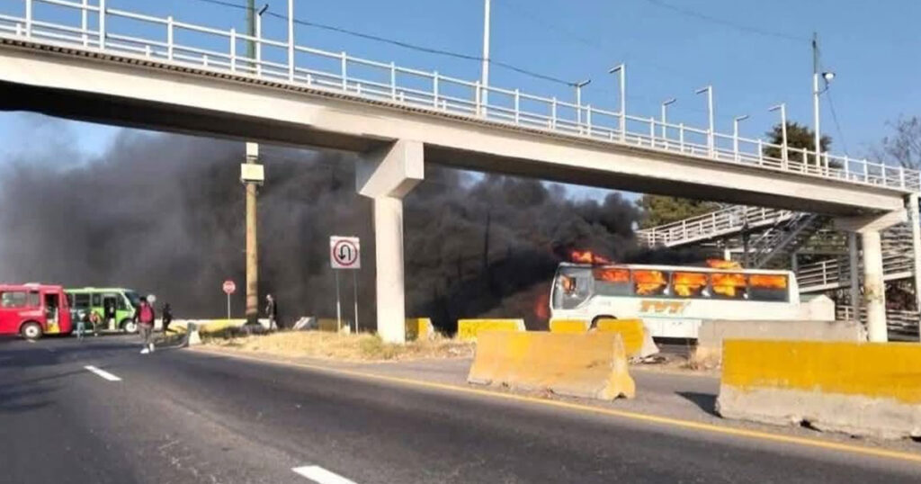 Ola de violencia paraliza carreteras; arden vehículos Ola de violencia paraliza carreteras; arden vehículos