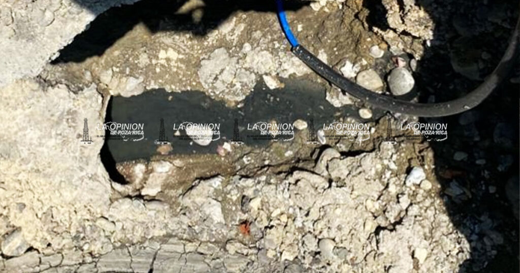Se juntan drenaje roto y fuga de agua en calle de la División de Oriente Se juntan drenaje roto y fuga de agua en calle de la División de Oriente