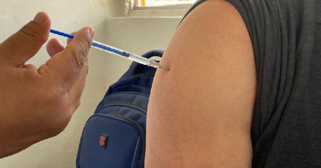 Aplican vacunas contra influenza, sarampión y neumococo a personal del Rastro Municipal de Xalapa Aplican vacunas contra influenza, sarampión y neumococo a personal del Rastro Municipal de Xalapa