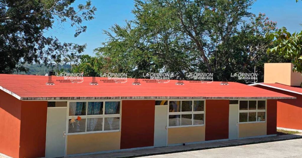 Adanely Rodríguez realiza obras en escuela primaria