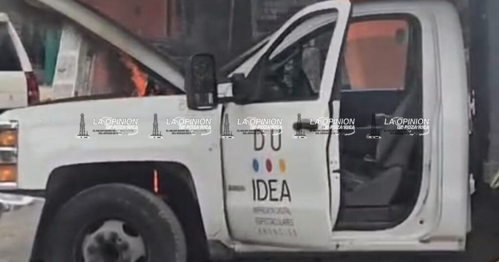 Se incendia camioneta de empresa publicitaria Se incendia camioneta de empresa publicitaria