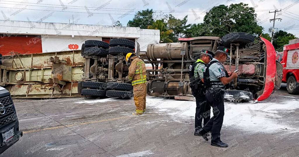 ¡TITSA provoca volcadura y derrame peligroso! ¡TITSA provoca volcadura y derrame peligroso!